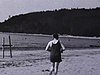 Monsieur en costume de bain camisole sur la plage du lac; quelques dames habillées, puis des enfants en costume de bain, puis quelques femmes en costume de bain