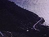 Italie; vue en plongée d'une route en serpentins et de la côte italienne