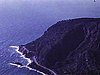 Paysages rocheux de la côte italienne; ville fortifiée et vues aériennes de la côte; édifices officiels