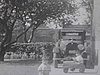 Années 20; petite voiture à pédale et tricycle en course devant la grosse automobile, dans la cour
