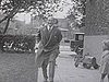 Années 20; Cour de la maison; monsieur avec enfant sur son dos qui trotte comme un cheval; le même papa avec ses trois enfants