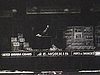 Démonstration; scène dans une vitrine: un homme qui anime sa publicité pour les cigares avec un tableau et une baguette. Publicité vivante! (rigolo)