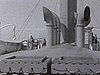 Bateau de croisière. Sur le pont, enfants, riches touristes, etc. Puis, paysages gaspésiens
