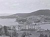 Vues de Gaspé, paysage, un homme prend une photo de deux dames; croix monument; Percé, le rocher vu de loin puis de près.