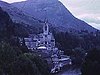 France; village dans les montagnes (Alsace?); paysages, rivières, rocher, terrasse d'une auberge, lac entouré de montagnes, auberge près du lac, pnt couvert (Europe)