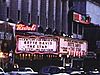 Rues de New York; Time Square (beaux plans; vedettes), devantures de cinémas (The Star avec Bette Davis; The Clown au Capitol avec Red Skelton; Broadway, Jack Dempsey's Bar, Hotel Edison