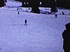Ski; quelques descentes vers la caméra; montée en T-bar (prises de côté); descentes, chutes; de très beaux plans des descentes prises en descendant (en skiant) en suivant les skieurs