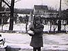 Arrivée d'une famille (on vide la valise de la voiture; cadeaux); très beau plan pour Noël et hiver; bras chargés de cadeaux