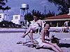Mesdames se crèment sur la plage en Floride; cabines et vues de la plage; baignade, on bronze, diverses vues des baigneurs et de la plage;
