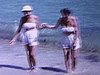 Deux vieilles dames en costume de bain deux pièces les pieds dans l'eau (plage; Floride); pique-nique sur la plage