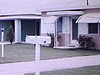 Floride; petits bungalows loués (divers touristes posent); la dame lance son soulier, beau plan de baiser, les enfants en maillots font les comiques; petit bébé et petit chien; chute du bébé