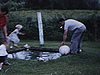 Des enfants jouent au ballon, des canards dans une mare les amusent aussi; bébé court vers la caméra; on se dispute le ballon; on nourrit les canards et on les flatte
