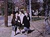 On marche dans l'allée (trio de dames âgées); vue du garçon et de retour avec la vieille dame