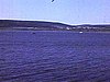 Vues sur le fleuve à Ste-Anne-de-Bellevue; au chalet, 20 personnes assises, panoramique avec tous les enfants devant le lac; quelques vieilles madames; on se baigne autour du quai