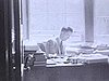 Monsieur qui consulte ses dossiers dans son bureau (travail)