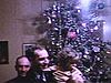 Toute la famille devant le sapin de Noël avec cadeaux, manteaux... Baiser; s'apprêtent à partir pour la messe de minuit