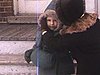 Dehors / Hiver; les enfants en habits d'hiver posent et circulent autour de la maison; les enfants font du ski autour de la maison, chutent; beau plan court de traîne-sauvage