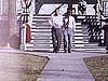 Deux hommes sautent à la corde à danser et marchent sur les mains (acrobaties)