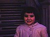 Petite fille devant l'escalier, à la brunante; petite fille qui met ses bottines