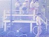 Groupe d'adolescents sur la galerie d'un bungalow