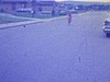 Images instables: enfants à bicyclette, pont avec plusieurs autos, rue de bungalows