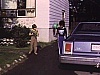 Enfants jouent avec un fusil jouet autour d'un bungalow, mignonne fillette