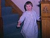 Les enfants descendent l'escalier en pyjamas (réveillés pour Noël); ils jouent avec leurs cadeaux (tambour, train, blocs)