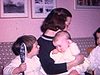 Famille au salon pour Noël; gens de tous âges; beau plan d'un enfant qui regarde par la cheminée par où le Père Noël doit passer