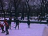 Pratique de hockey sur une patinoire dans un parc de Montréal; puis patinage familial au même lieu