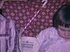Une petite fille tient un livre (lecture - histoires) 