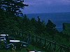 Paysage à Percé - le rocher et le village vus de loin - en bateau vers le rocher, plusieurs vues, monsieur en habit (ancien drapeau canadien)