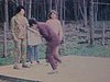 Camping: on joue à la corde à danser en famille (adultes et enfants)