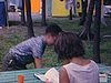 Camping - table à pique-nique, petite fille qui lit