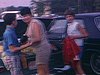 Mère et enfants qui pack la valise de l'auto. Préparatifs de départ des vacances d'été 