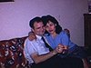 Couple d'amoureux sur un divan qui se tiennent par la main