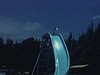Petit garçon grimpe dans une glissoire de piscine creuse et il glisse.