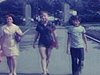 Famille latino en visite au jardin botanique, posent dans les jardins, les fontaines. Mère, fille et deux garçons dans les serres (minorité ethnique)