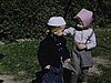 Enfants se balancent dans la cour de la maison et se donnent un baiser (frère soeur) (beau plan)