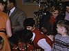 Noël années 50: famille au salon, enfants s'amusent avec leurs cadeaux, famille pose pour la caméra (beau plan)