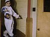 Enfant déguisé en Pierrot dans le salon