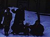Famille à l'extérieur, l'hiver, pose pour la caméra et se chamaille et s'amuse