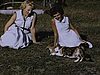 Adolescente et sa mère regarde maman chatte et ses chatons (années 50) bébés animaux (naissance)