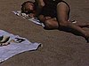Plage en Floride, maman et enfant à la plage, madame se fait bronzer, les enfants jouent dans le sable avec des petites pelles (années 50)