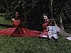 Jeunes femmes assises dans l'herbe avec des robes chic (Floride années 50)