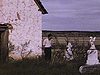 Visite d'une église abandonnée, cimetière abandonné, (images filmées d'une auto en marche, vue de la route) années 50)
