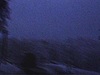 Voyage en Europe: montagne enneigée, tempête de neige, village et enfants au village