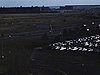 Avions qui décollent de la piste, avion en marche, (images sombres de passagers qui sortent de l'avion)