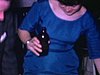 Réunion de famille, danse d'adultes au salon, homme saoul tombe par terre, baiser de couple, femmes saoules couchées par terre, - mal filmé