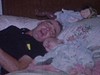 Bébé fille et papa couchés sur le lit, s'amusent