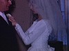 Mariage, préparations, mariée accroche une fleur à la veste de son père (beau plan père fille)